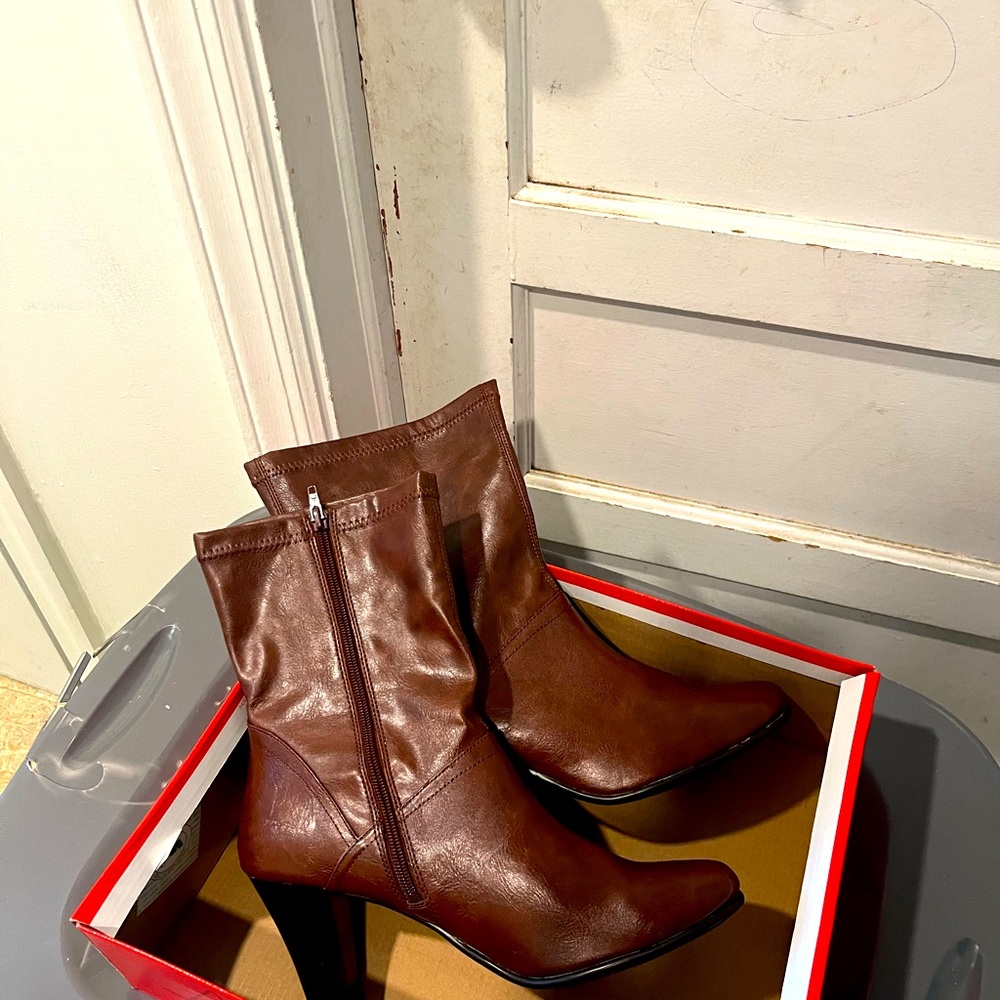 Beautiful new brown boots..never worn